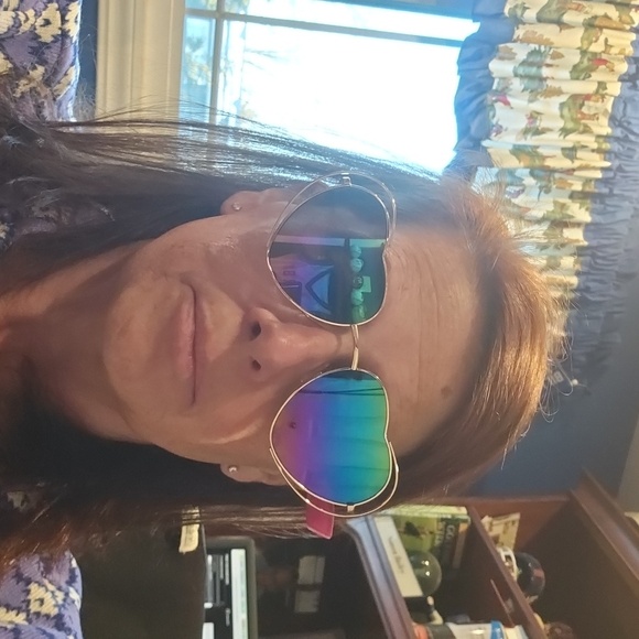 Betsey Johnson Heart Shaped Sunglasses & Sunglass Case Bundle - Picture 13 of 14